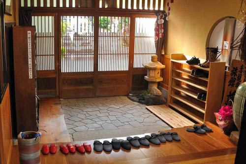 Прихожая или genkan в японском доме.